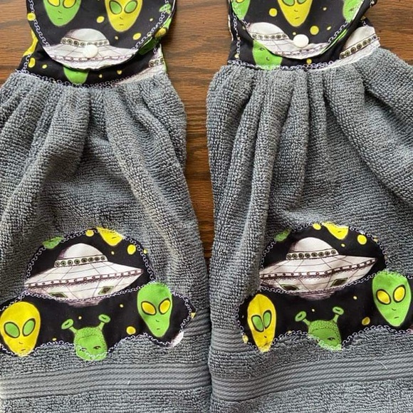 Alien UFO Kitchen Hanging Towel Set, Set of 2 - Picture 4 of 4